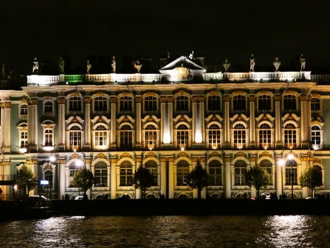 Сказка в каменных стенах: новогодние ритуалы Петербурга