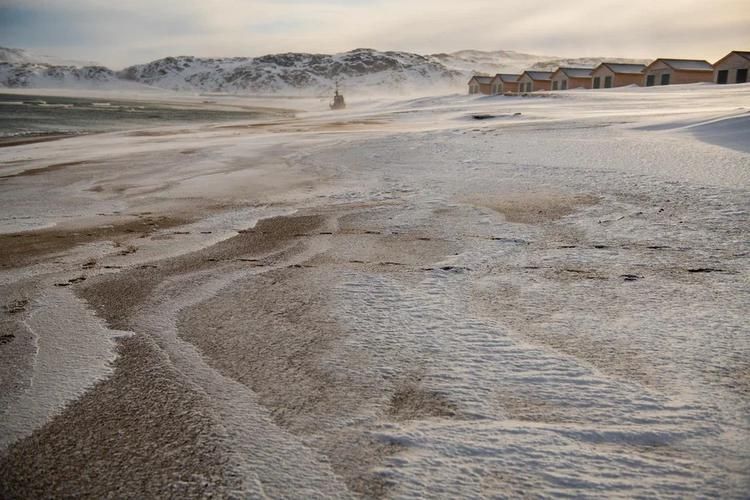 Териберка, где ветер рисует узоры на снегу